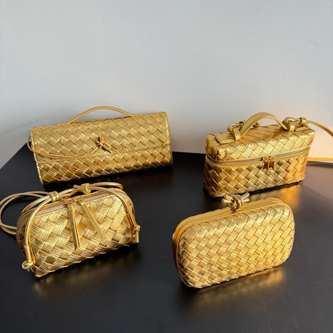 Bottega Veneta's magnificent woven series directly engraves "shine" 💫 into its DNA! Luxurious texture, a must-have for C-positions at year-end parties🌟